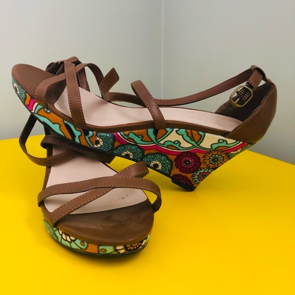 Fun floral print wedge heeled sandals! - Picture 3 of 7